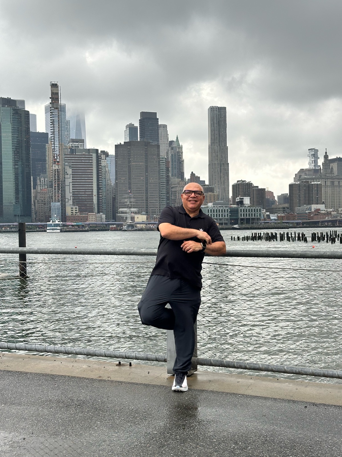 Viajante no píer com a skyline de Manhattan ao fundo