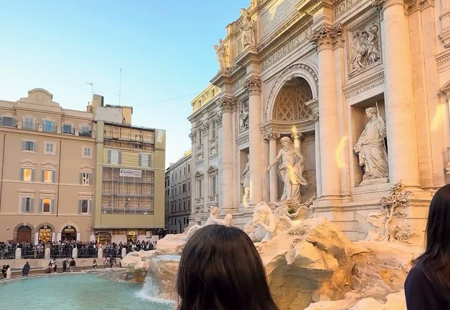 Viajante diante da Fontana di Trevi, em Roma